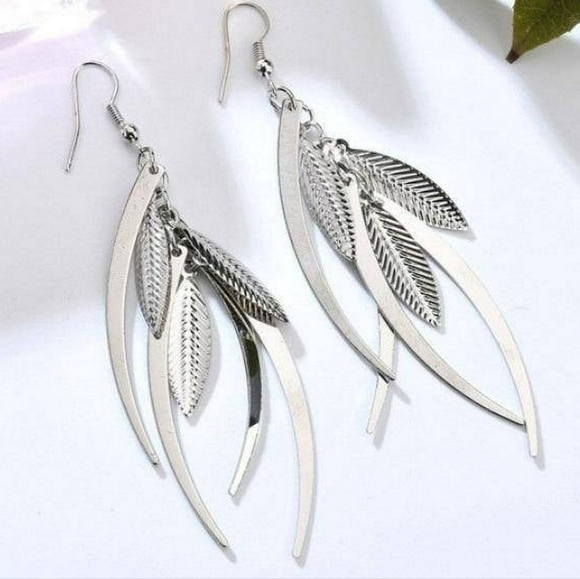 Dangling feather earrings in silver tone - Picture 1 of 2